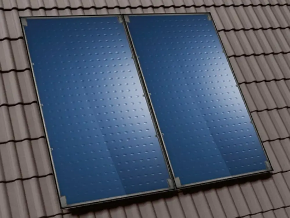 Solarpanel, auf einem Dach montiert, im modernen Design. Die Module sind von Bosch und repräsentieren eine effiziente Möglichkeit zur Nutzung solarer Energie.